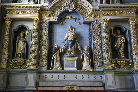 Bild: der Rosenkranzaltar in der Kirche des umfriedeter Pfarrbezirk Guimiliau 