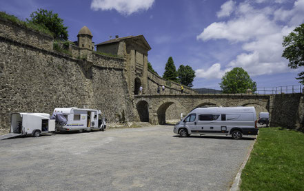 Bild: Stellplatz für Wohnmobile an der Stadtmauer von Mont-Louis in den Pyrenäen