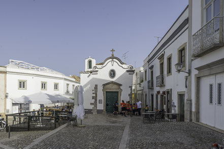 Bild: Kleine Kirche in der Nähe des Praça da República in Tavira