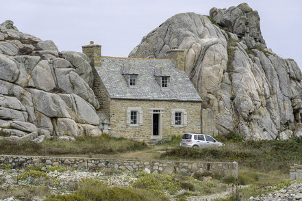 Bild: Haus zwischen den Felsen "Le Maison Gouffre" in Plougrescant, Bretagne, Frankreich