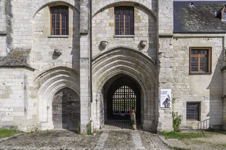 Bild: Eingang über das Pförtnerhaus zur  Abbaye de Jumièges in der Normandie