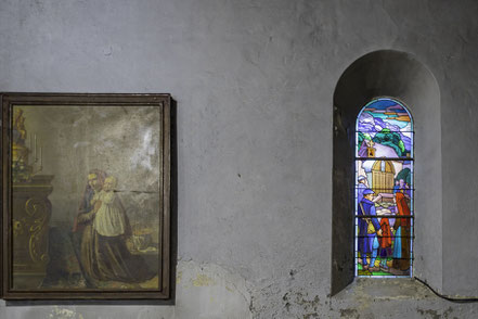 Bild: Buntglasfenster in der Chapelle Notre-Dame d´Héas in den Pyrenäen 