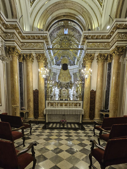 Bild: Kapelle der Anbetung hinter dem Hauptaltar der Basílica de la Mare de Déu dels Desemparats 