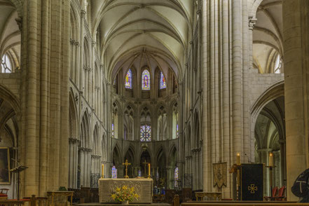 Bild: Mittlerer Altar im Querschiff der Église Saint-Étienne in Caen