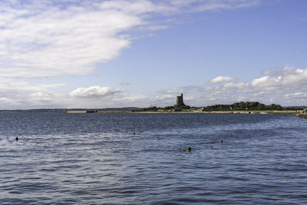 Bild: Blick auf Meer bei Flut und Tour Vauban de Saint-Vaast-la-Hougue