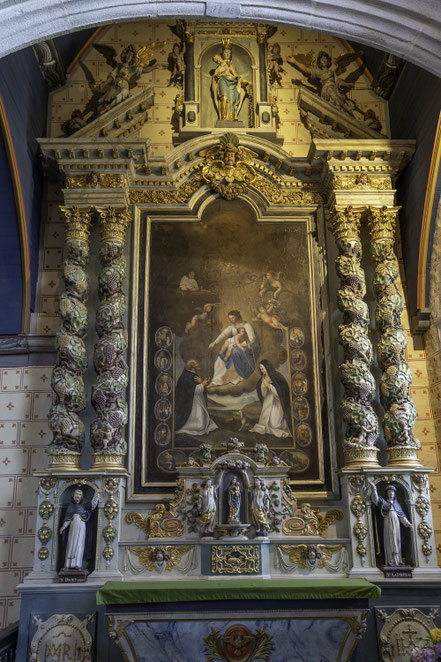 Bild: Altar des Rosenkranz der Église Saint-Suliau im umfriedeten Pfarrbezirk von Sizun