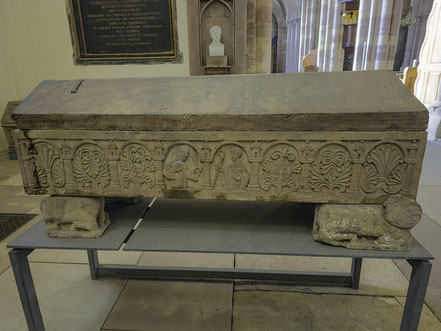 Bild: Sarkophag des Bischofs Adeloch aus 12. Jh. in der Église Saint-Thomas in Strasbourg