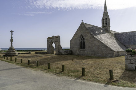 Bild: Chapelle Notre-Dame de Penhors mit Kalvarienberg und Triumphtor in der Bretagne 