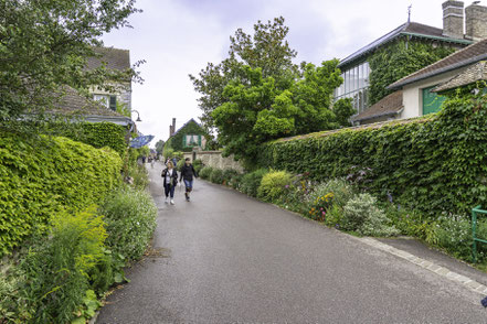 Bild: Rue Claude Monet in Giverny, Normandie