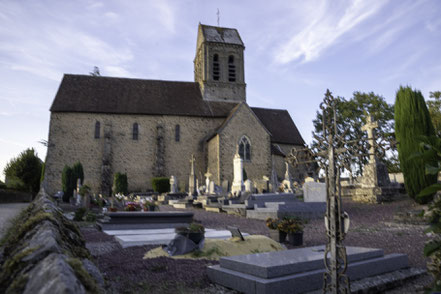 Bild: Die Dorfkirche in Saint-Céneri-le-Gérei 