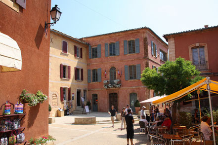 Bild: Marktplatz Roussillon, Vaucluse