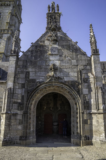 Bild: Blick auf das Kirchenportal des umfriedeten Pfarrbezirkes in Lampaul-Guimiliau 