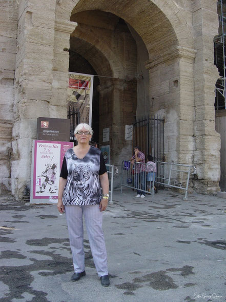 Bild: die Autorin Esther Grünig-Schöni vor der Arena in Arles 