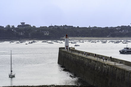 Bild: Leuchtturm an der Hafeneinfahrt in Saint-Malo