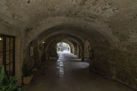 Bild: Plaça de les Voltes in Peratallada, Katalonien, Spanien 