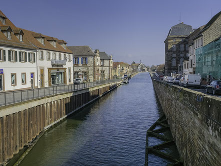 Bild: Am Zaberner Kanal, rechts das Château des Rohan 