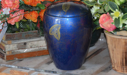 urne-funeraire-resine-feuilles-tombantes-bleu-service-funeraire-municipale