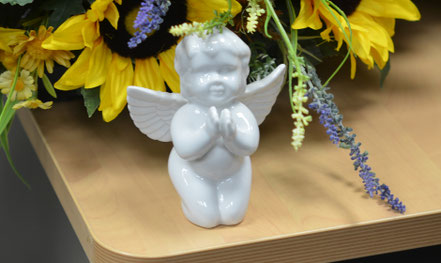 porcelaine-ange-priere-decoration-monument-funeraire-enfant-bebe