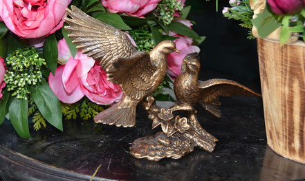 couple-envol-colombes-poudre-marbre-couleur-bronze-ornement-funeraire