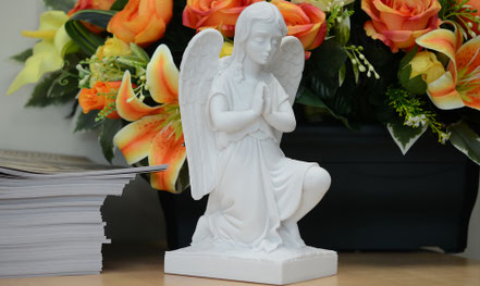 poudre-de-marbre-ange-socle-carre-decoration-monument-funeraire