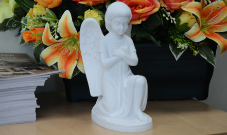 poudre-de-marbre-ange-socle-ovale-plaque-funeraire-monument-caveau