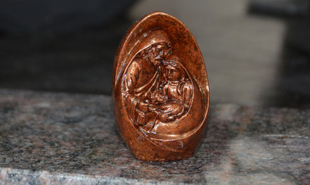 resine-epoxy-figurine-sainte-famille-plaque-funeraire-cineraire