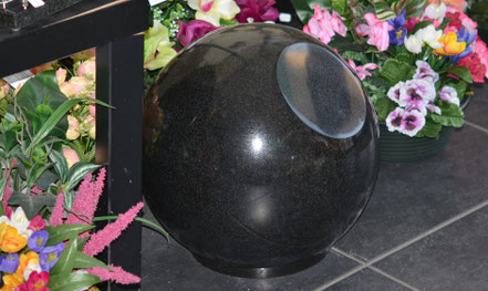 urne-funeraire-granit-boule-monument-funeraire-scellement-exterieur