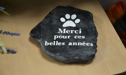 plaque-funeraire-personnalisee-schiste-noir-breton-patte-chat