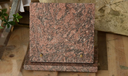 plaque-funeraire-personnalisee-sur-socle-granit-marbre