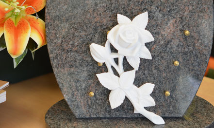 applique-poudre-marbre-tige-rose-fleur-blanche-blanc