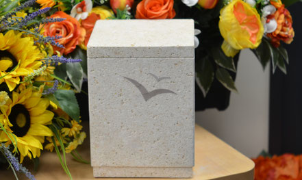 urne-funeraire-personnalisee-travertin-envol-colombe-oiseau
