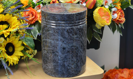 urne-funeraire-granit-tournee-sculptee-marbrerie