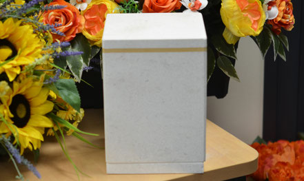 urne-funeraire-personnalisee-travertin-liseret-jaune