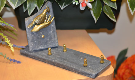 plaque-funeraire-personnalisee-pierre-grise-ornement-funeraire