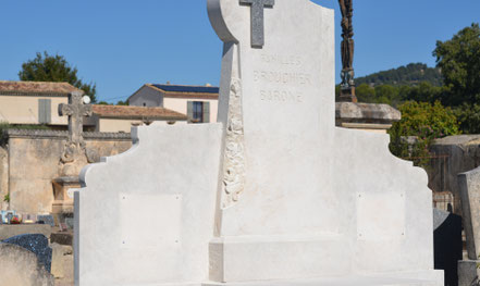 monument-funeraire-pierre-tendre-poncage-marbrier-taille-de-caveau