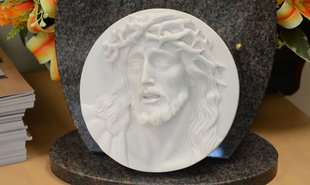 applique-poudre-marbre-visage-christ-medaillon-plaque-funeraire