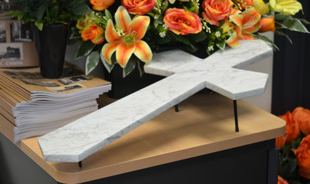 porte-croix-marbre-sepumture-cimetiere-enterrement-plaque-funeraire