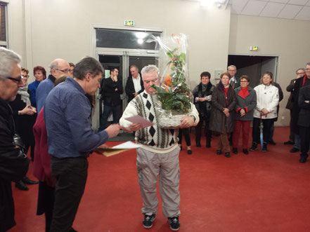 Monsieur Michaud, premier lauréat du concours des maisons fleuries.