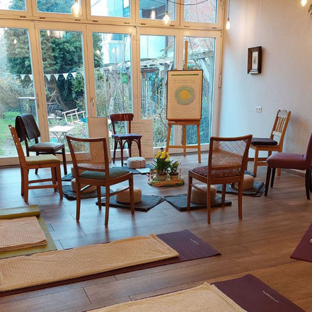 Der Raum mit Blick in den Garten