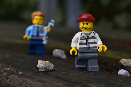 Legofigur, Miniaturfotografie, Bankräuber und Polizist