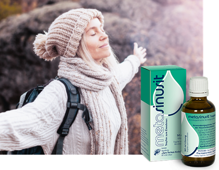 Frau atmet frei in der Natur im Vodergrund ein Packshot von metasinusit
