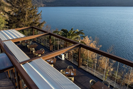 Beschattung einer Gastronomie Terrasse durch eine Faltdachpergola