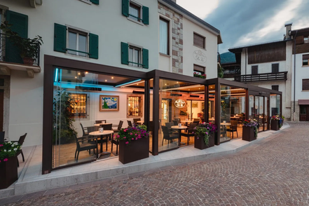 Terrassendach auf einer Restaurant Terrasse in der Innenstadt 