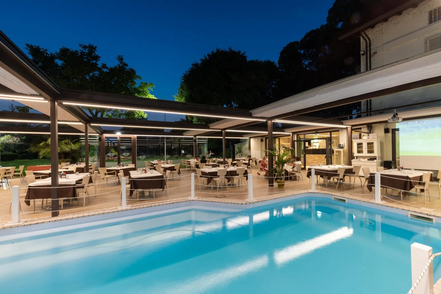 Terrassenüberdachung im Pool Bereich eines Hotels