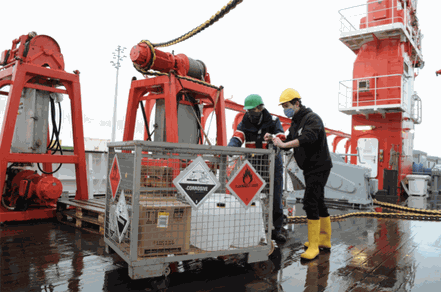 Alexander Kienecke (Biologist at Senckenberg) and Frederic Bonk (Uni Oldenburg) securing the dangerous goods | © Mia Schumacher, GEOMAR