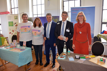 Bürgermeister Erwin Esser (Mitte) am Stand von "Die WellnessWelt"