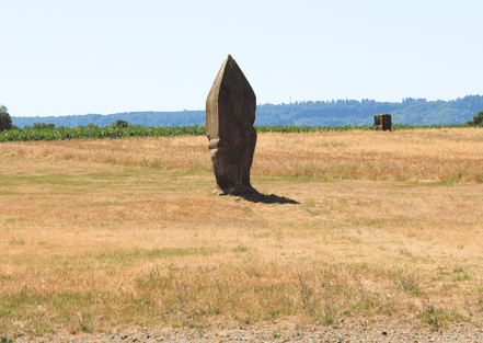 Eine Skulptur steht auf einem Feld unter weitem Himmel bei St. Wendel