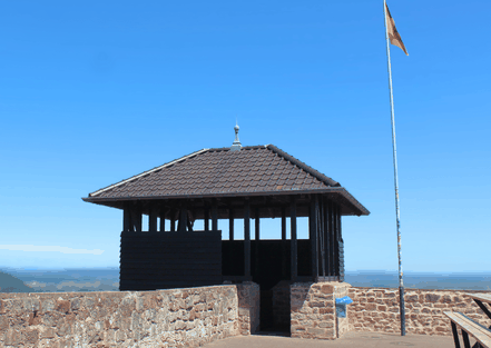 Der hölzerne Aussichtsturm der Teufelsburg ragt empor