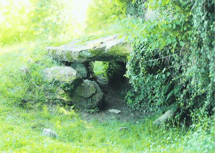 Natursteindurchgang auf grüner Wiese - Treffpunkt-Saarland