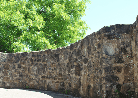 Nahaufnahme der Mauer auf der Teufelsburg mit Baumansicht